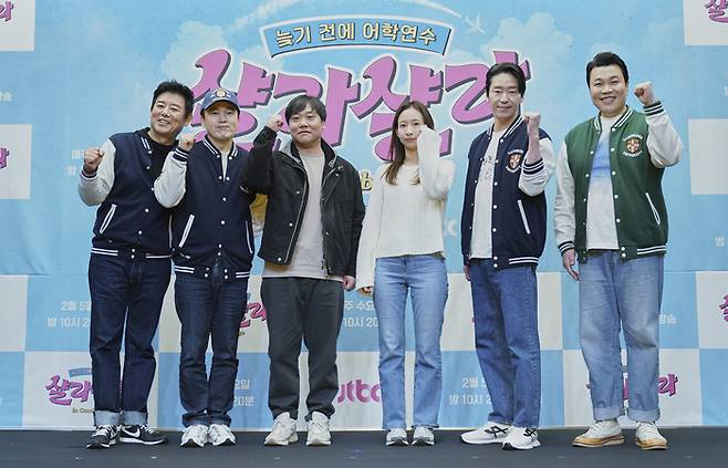 배우 성동일(왼쪽부터), 김광규, 정승일PD, 정윤아PD, 배우 엄기준, 신승환이 3일 오후 서울 상암동 스탠포드호텔 그랜드볼룸에서 열린 JTBC 새 예능 ‘늦기 전에 어학연수-샬라샬라’의 제작발표회에 참석해 포즈를 취하고 있다. 사진 JTBC