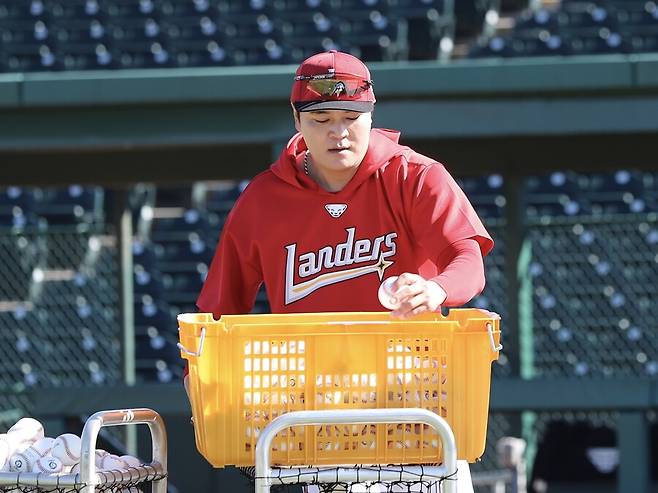 ▲ 프런트로 변신한 추신수 SSG 구단주 특별 보좌 및 육성 총괄은 캠프에서 바쁜 일상을 보내며 2025년과 장기적인 밑그림을 그리고 있다. ⓒSSG랜더스