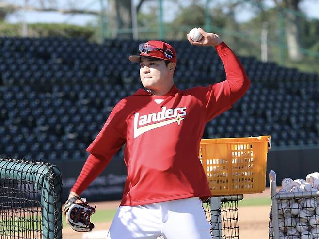 ▲ 무보수로 일하는 추신수 특별 보좌역은 플로리다 캠프에서 궂은 일까지 마다하지 않으며 팀 훈련을 돕고 있다. ⓒSSG랜더스