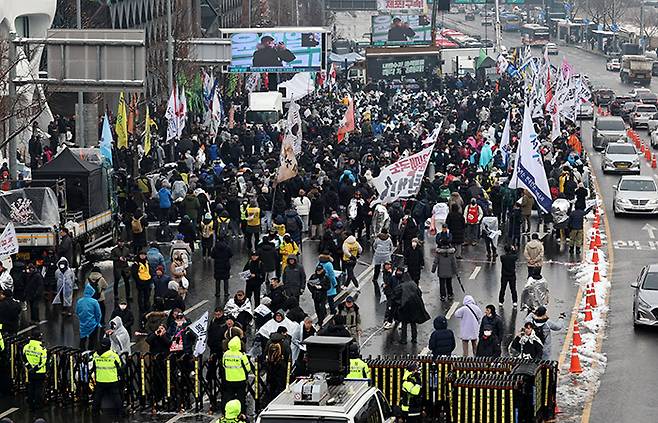 윤석열 대통령이 체포되기 전, 한남동 관저 앞은 탄핵을 찬성하는 이들과 탄핵을 반대하는 이들로 북적였다.[사진｜뉴시스]