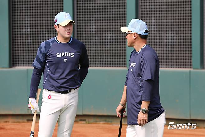 롯데 자이언츠 내야수 나승엽(왼쪽)이 대만 타이난의 아시아 태평양 국제야구센터에서 진행 중인 1차 스프링캠프에서 조원우 수석코치와 대화 중인 모습. 사진 롯데 자이언츠