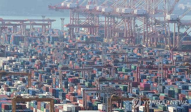 시동 건 트럼프 '관세 전쟁' 한국도 영향권 (부산=연합뉴스) 강선배 기자 = 도널드 트럼프 미국 대통령이 캐나다, 멕시코, 중국에 대한 관세 부과로 한국도 트럼프 '관세 전쟁'의 영향권에 있다는 우려가 가시화하고 있다.
    사진은 3일 오전 부산항 신선대부두에 수출입 화물이 쌓여있는 모습. 2025.2.3 sbkang@yna.co.kr