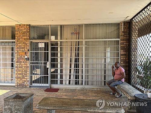 미국의 원조 중단으로 문 닫은 남아공 요하네스버그 소웨토의 HIV/AIDS 치료 센터 [AP=연합뉴스. 재판매 및 DB 금지]