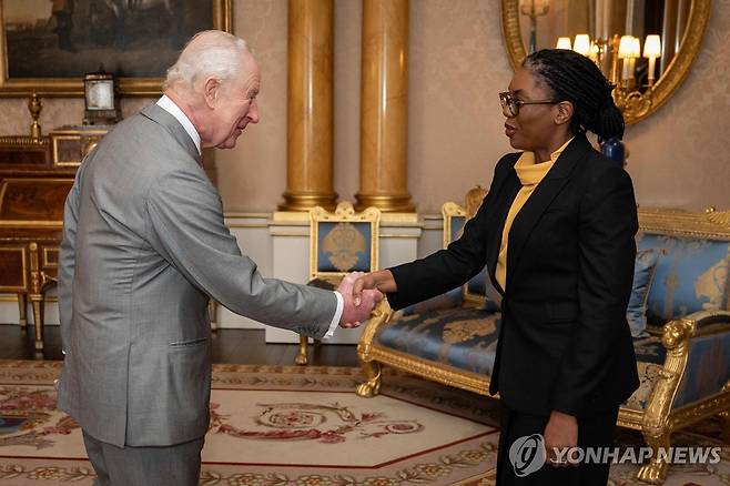 3일 버킹엄궁에서 만나고 있는 찰스 3세(왼쪽) 국왕과 케미 베이드녹 보수당 대표 [AFP 연합뉴스]