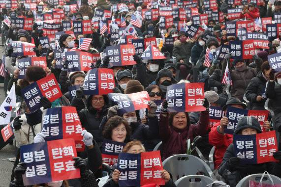 윤석열 대통령의 탄핵심판 3차 변론이 열리는 21일 서울 종로구 헌법재판소 인근에서 윤석열 대통령 지지자들이 집회를 열고 있다.(사진=연합뉴스)