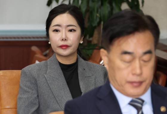 노상원 전 정보사령관이 자주 찾은 것으로 알려진 무속인 '비단아씨' 이선진 씨가 4일 서울 여의도 국회에서 열린 내란 국조특위 2차 청문회에 증인으로 출석했다. 〈사진=연합뉴스〉