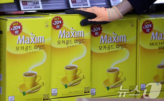 서울의 한 대형마트에서 직원이 가격인상을 앞둔 동서식품 믹스커피를 진열하고 있는 모습. 2024.11.5/뉴스1 ⓒ News1 박지혜 기자