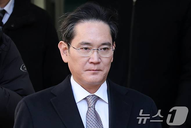 이재용 삼성전자 회장이 3일 오후 서울 서초구 서울고등법원에서 열린 '경영권 불법 승계' 의혹 자본시장과금융투자업에관한법률위반등 항소심 선고공판에서 무죄를 선고받은 후 법정을 나서고 있다. 2025.2.3/뉴스1 ⓒ News1 오대일 기자