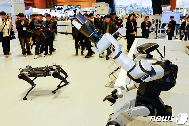 27일 서울 강남구 코엑스에서 열린 아시아 대표 스마트공장∙자동화산업전(Smart Factory+Automation World 2024)을 찾은 관람객들이 레인보우 로보틱스 부스를 둘러보고 있다.  2024.3.27/뉴스1 ⓒ News1 안은나 기자