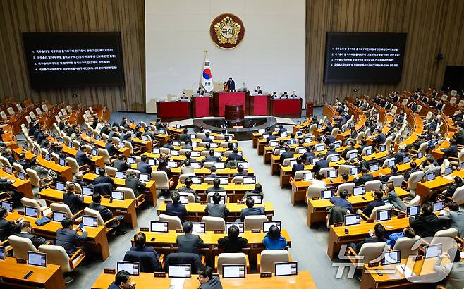 우원식 국회의장이 3일 서울 여의도 국회 본회의장에서 열린 제422회국회(임시회) 제1차 본회의에서 대정부질문 국무총리 및 국무위원 출석요구의 건 가결을 알리고 있다. 2025.2.3/뉴스1 ⓒ News1 안은나 기자