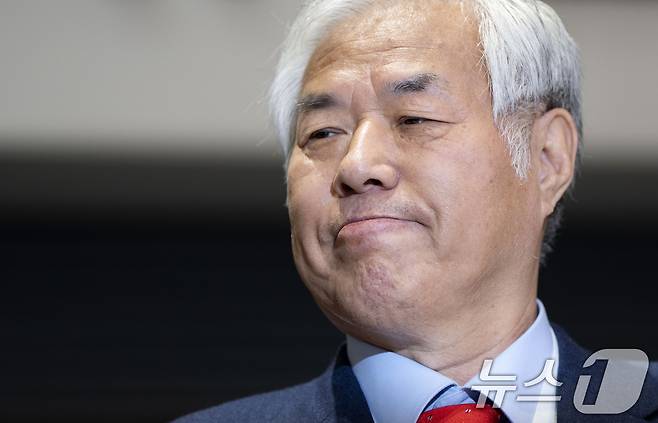 도널드 트럼프 미국 대통령 취임식 참석을 마치고 귀국한 전광훈 사랑제일교회 목사가 지난달 24일 오후 인천국제공항 제2터미널에서 기자회견을 하고 있다. 2025.1.24/뉴스1 ⓒ News1 김진환 기자