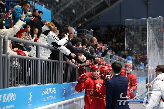 4일 오후 중국 헤이룽장성 하얼빈 아이스하키 아레나에서 열린 하얼빈 동계아시안게임 남자하키 예선 A조 대한민국과 중국의 경기를 앞두고 중국 선수들이 응원을 받으며 입장하고 있다. 2025.2.4/뉴스1 ⓒ News1 이승배 기자