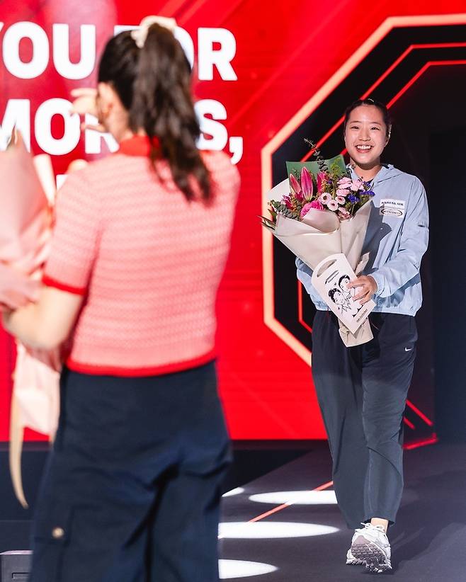 꽃다발 들고 등장하는 신유빈(오른쪽). 사진 | WTT