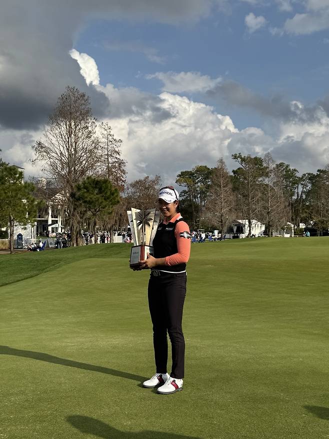 우승 트로피와 함께 포즈를 취한 김아림. 사진제공=와우매니지먼트그룹