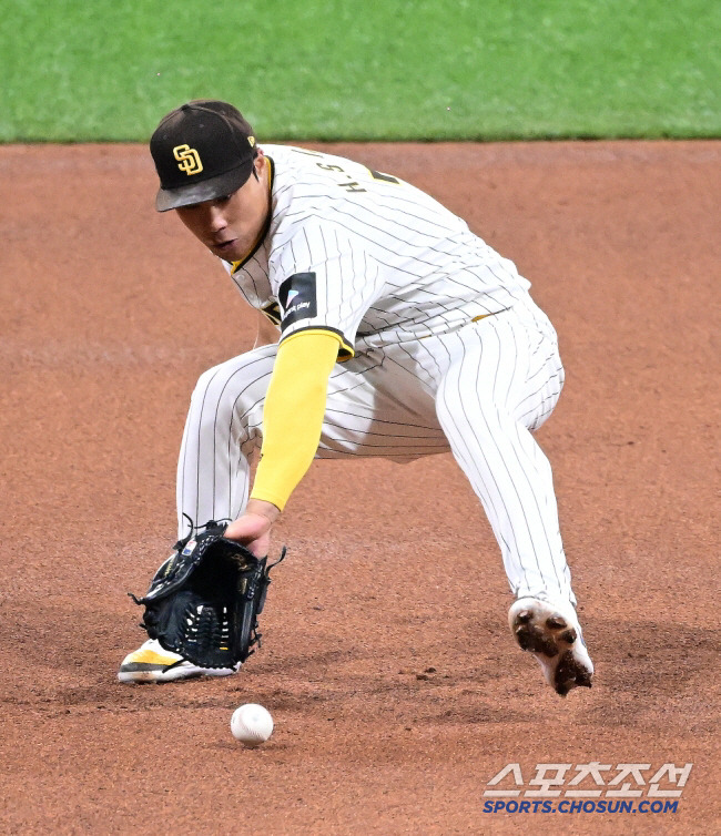 20일 오후 서울 고척스카이돔에서?'MLB 월드투어 서울 시리즈'?LA 다저스와 샌디에이고 파드리스의 개막 경기가 열렸다. 4회초 2사에서 샌디에이고 김하성이 다저스 럭스의 투수 땅볼 타구를 처리하고 있다. 고척=정재근 기자 cjg@sportschosun.com/2024.3.20/