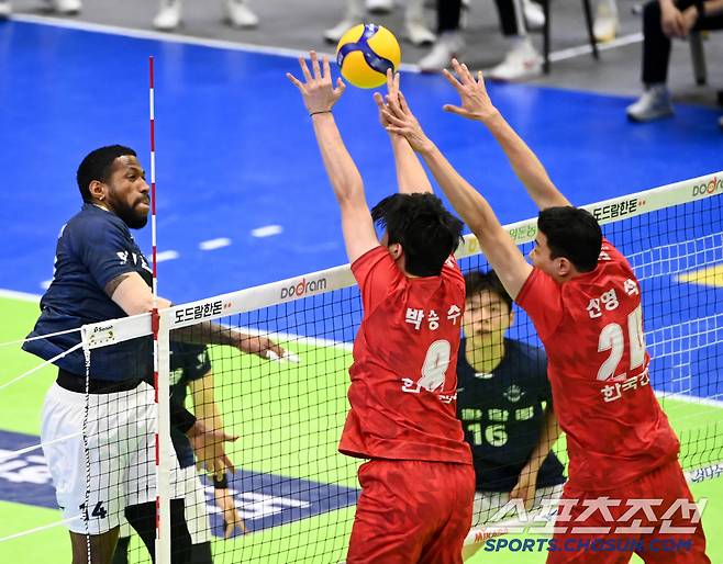 4일 수원체육관에서 열린 V리그 남자부 한국전력과 대한항공의 경기, 대한항공 요스바니가 공격을 시도하고 있다. 수원=허상욱 기자 wook@sportschosun.com/2025.02.04/