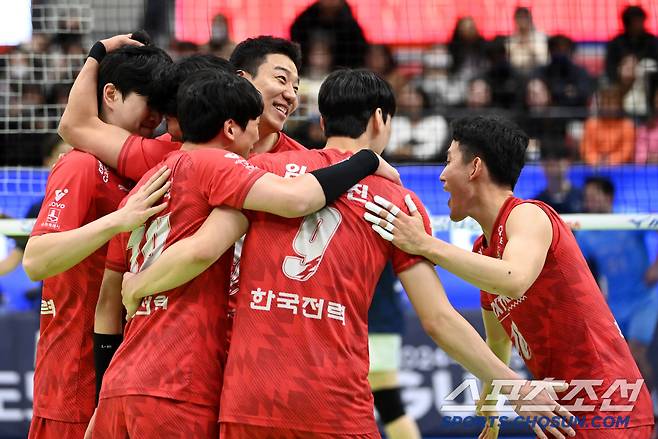 4일 수원체육관에서 열린 V리그 남자부 한국전력과 대한항공의 경기, 한국전력 선수들이 1세트를 25대21로 승리한 후 기쁨을 나누고 있다. 수원=허상욱 기자 wook@sportschosun.com/2025.02.04/