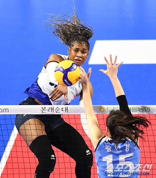 4일 화성체육관에서 열린 IBK 기업은행과 현대건설의 경기. 현대건설 모마가 공격하고 있다. 화성=정재근 기자 cjg@sportschosun.com/2025.2.4/