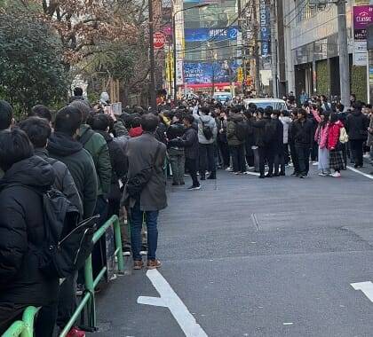 30일 오후 아키하바라에 추첨권을 받기 위해 몰린 일본 소비자들. (사진=X @tateyamanoboru1)
