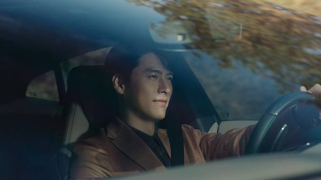 페라리 '푸로산게'를 타고 있는 배우 현빈