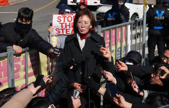 지난 2월3일 '12·3 비상계엄 내란수괴 혐의'로 구속 기소된 윤석열 대통령 면회를 마친 국민의힘 나경원 의원이 경기도 의왕시 서울구치소 앞에서 취재진 질문에 답하고 있다.<연합뉴스 사진>