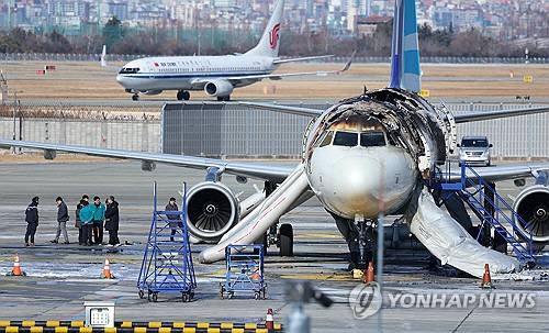 지난달 29일 김해국제공항에서 박형준 부산시장을 비롯해 소방 당국, 공항 유관기관 관계자들이 에어부산 여객기 화재 현장을 보고 있다. 연합뉴스