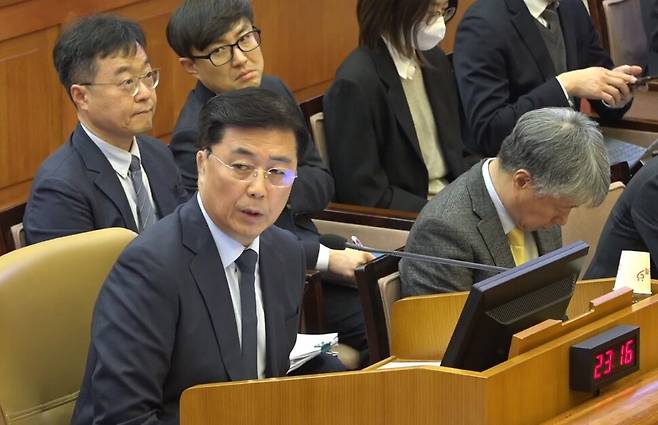 홍장원 전 국가정보원 제1차장이 4일 서울 종로구 헌법재판소에서 열린 윤석열 대통령 탄핵심판 5차 변론기일에 증인으로 출석해 발언하고 있다. 헌법재판소 제공