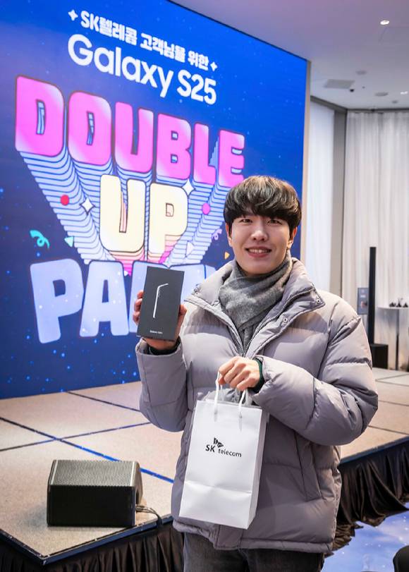 SKT 갤럭시 S25 시리즈 1호 개통 고객 서경덕 씨(35세)가 기념 촬영을 하는 모습 [사진=SKT]