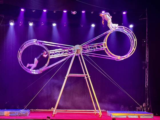 동춘서커스의 하이라이트라고 할 수 있는 '생사륜'. 생과 사를 가르는 수레바퀴라는 뜻으로, 곡예사는 바퀴 안과 밖에서 뛰어다니며 묘기를 선보인다. 김홍준 기자