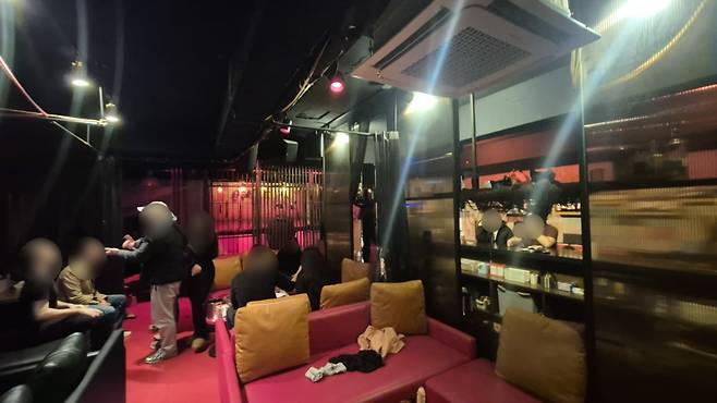 지난 12월 7일 경찰이 Y클럽을 단속하고 있는 모습./사진=김다빈 기자