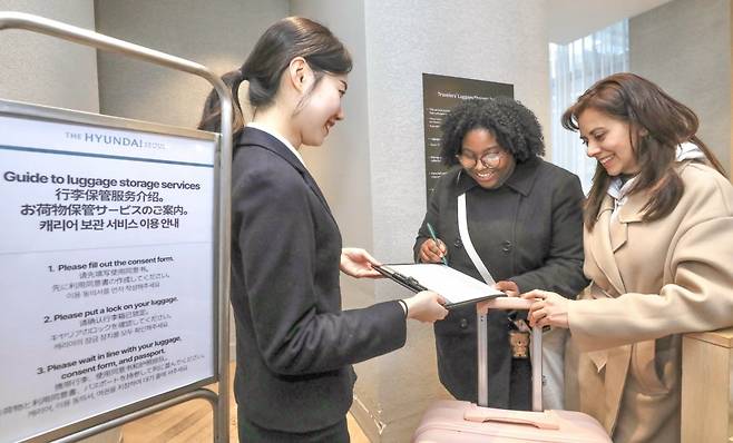 더현대 서울이 선보인 외국인 캐리어 보관 서비스 /사진=현대백화점 제공