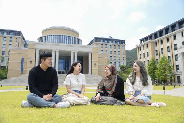 부산외국어대학교 캠퍼스에서 학생들이 얘기를 나누고 있다. 국제신문 DB