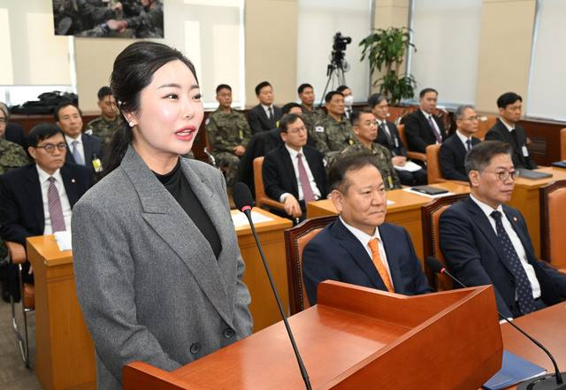 무속인 ‘비단 아씨’ 이선진씨가 4일 국회에서 열린 ‘윤석열정부의 비상계엄 선포를 통한 내란 혐의 진상규명 국정조사 특별위원회’ 2차 청문회에 출석해 증언하고 있다. 최현규 기자