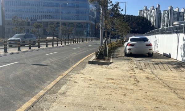 4일 오후 2시께 시흥시청 인근 ‘월곶~판교 복선전철’ 3공구 공사 현장. 세륜시설 미가동으로 도로가 흙먼지로 가득하다. 김형수기자