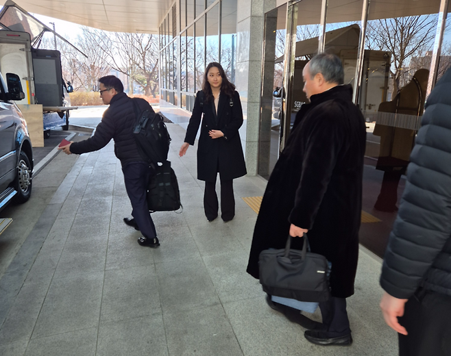 손정의 소프트뱅크그룹 회장(가운데)이 4일 김포공항을 통해 극비리에 한국에 입국했다. [박승주 기자]