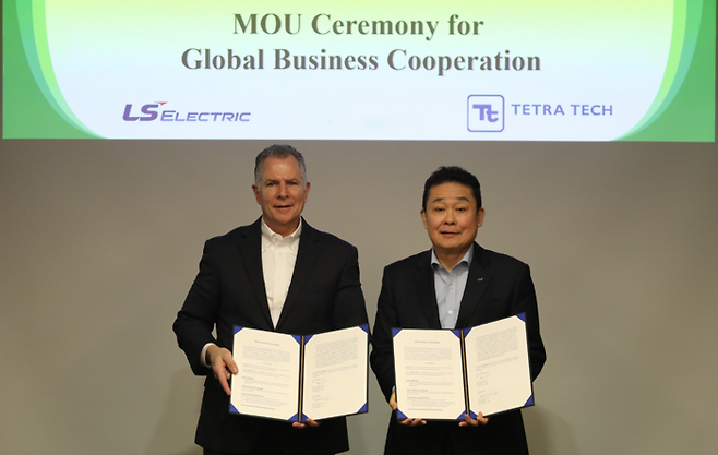 김종우 LS일렉트릭 사장(오른쪽)과 데이비드 조지(David George) 테트라 테크 사장(왼쪽)이 업무협약 체결 후 기념촬영을 하고 있다. < LS일렉트릭>
