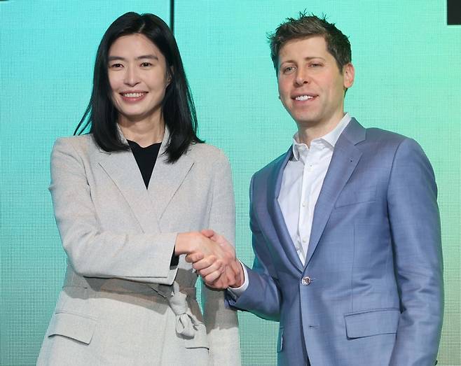 정신아 카카오 대표(왼쪽)와 샘 올트먼이 4일 전략적 제휴 발표 이후 악수를 하고 있다. 한주형 기자