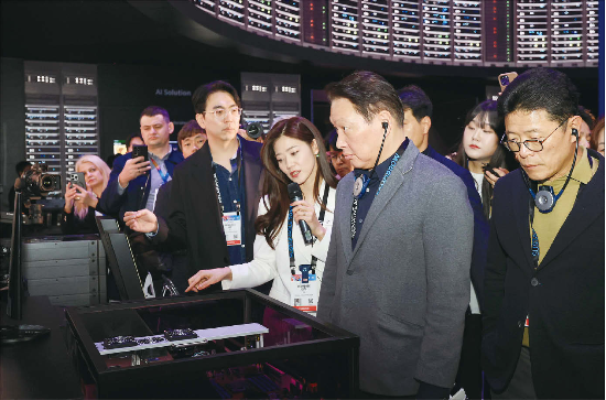 최태원 SK 회장이 지난 1월 8일(현지 시간) 미국 라스베이거스 컨벤션센터에서 진행된 ‘CES 2025’ 현장을 방문해 SK 전시관을 둘러보고 있다. (연합뉴스)