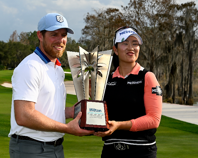 아마추어 대회 우승자 파벨스키(왼쪽)와 포즈를 취한 김아림. 사진=UPI=연합뉴스