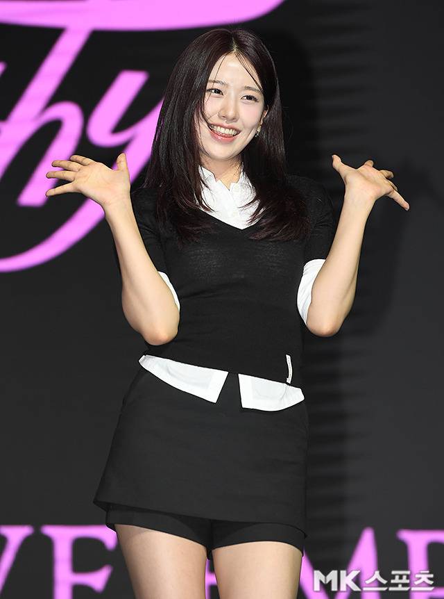 안유진은 자연스러운 헤어스타일과 미니멀한 액세서리가 더해지며 스타일의 완성도를 높였다.사진=천정환 기자