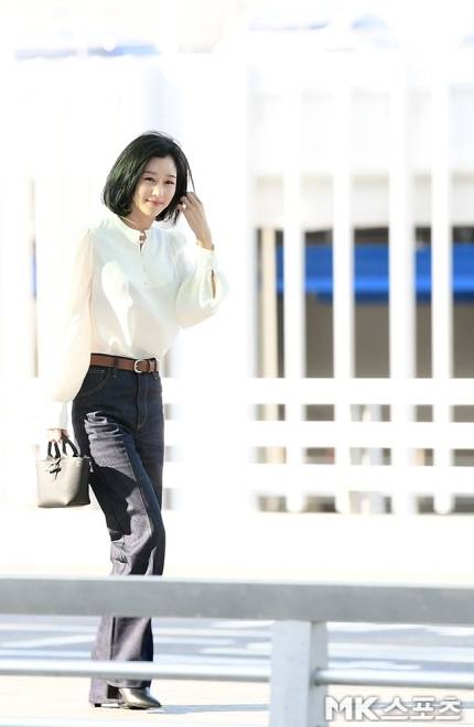 서예지는  한파가 몰아치는 날씨에도 외투 없이 셔츠 한 장만 걸친 채 당당한 모습을 보여 눈길을 끌었다.사진=서예지 SNS