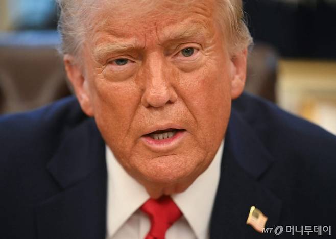 도널드 트럼프 미국 대통령이 지난달 20일 취임한 가운데 한국 조선산업이 트럼프 시대에 성장할 수 있다는 전망이 나온다. 사진은 트럼프 대통령이 3일(현지시간) 워싱턴 백악관에서 국부펀드를 설립하는 행정명령에 서명을 한 뒤 취재진을 만나 “멕시코와 캐나다에 대한 25% 관세 부과 시행을 한 달간 전격 유예한다”고 밝히고 있는 모습. / AFP=뉴스1