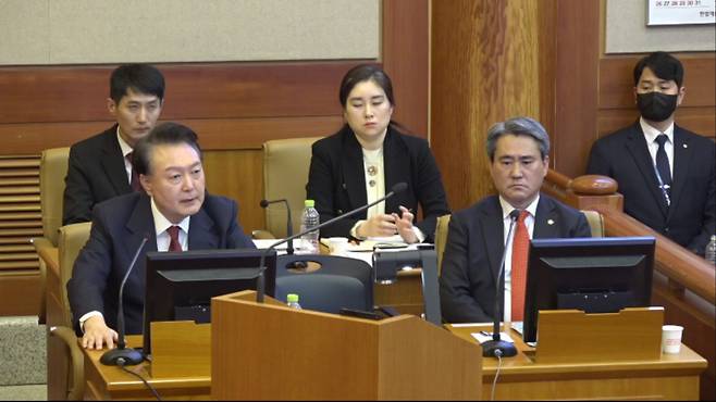 윤석열 대통령이 4일 서울 종로구 헌법재판소에서 열린 본인에 대한 탄핵심판 5차 변론에 피청구인으로 출석해 진술하고 있다. /뉴시스(헌법재판소 제공)