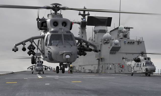 다목적 국산 헬기 수리온의 파생모델 중 최고 수준의 성능과 활용성을 갖춘 국산 상륙공격헬기(MAH)가 주목받는다.  MAH는 수리온 기반 국산 상륙기동헬기(MUH) '마린온'에 국산 소형무장헬기(LAH)에서 입증된 최신 항전 및 무장체계를 적용했다. 사진은 해병대 상륙기동헬기(MAH)의 비행모습 CG. /사진=방위사업청