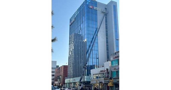 쌍방울그룹이 각사별로 독자 경영 체제를 갖추기로 했다. 서울 중구 쌍방울 사옥 외부 구조물이 시공 변경되고 있다. /사진=쌍방울그룹