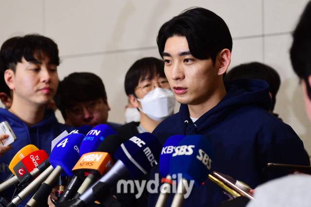 샌프란시스코 이정후가 메이저리그 두 번째 시즌 준비를 위해 13일 오후 인천국제공항을 통해 미국으로 출국 하기 전 취재진과 인터뷰를 하고 있다./마이데일리