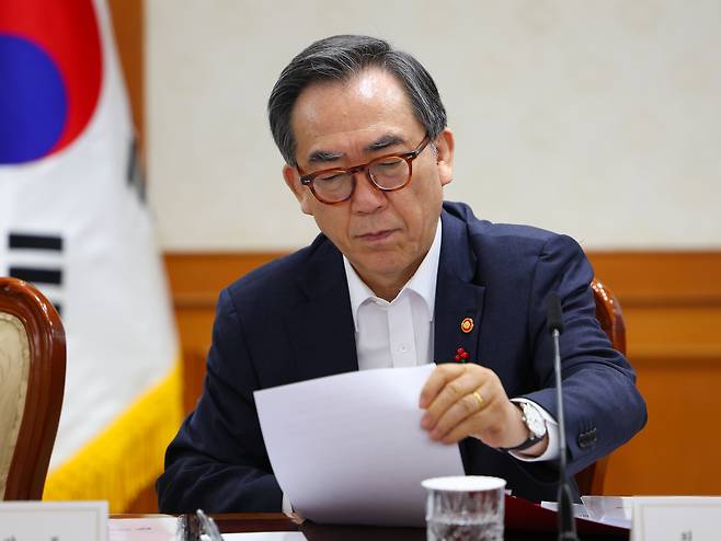 조태열 외교부 장관이 16일 정부서울청사에서 열린 외교·안보 분야 주요현안 해법 회의에서 자료를 보고 있다. [연합]