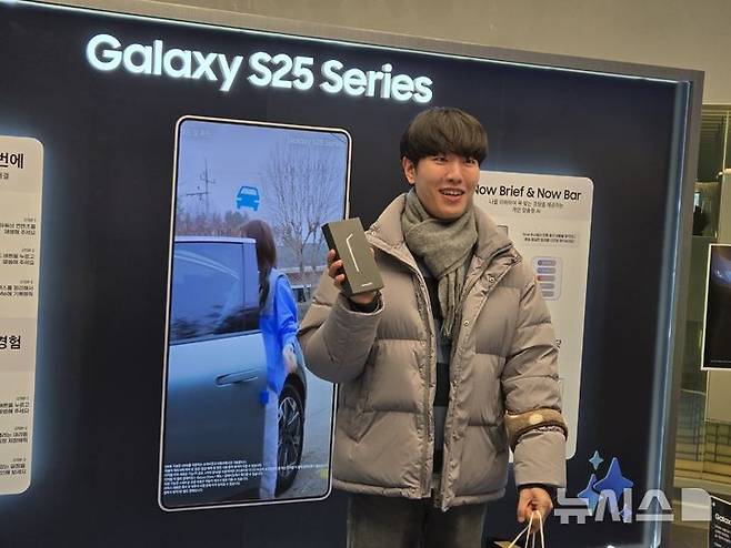 [서울=뉴시스]4일 서울 마포구 T팩토리에서 진행된 SK텔레콤의 갤럭시 S25 사전 개통 기념 행사인 '더블업파티'에서 1호 개통 고객인 서경덕 씨가 직접 구매하고 개통한 갤럭시 S25 플러스를 선보이고 있다. (사진=윤현성 기자)