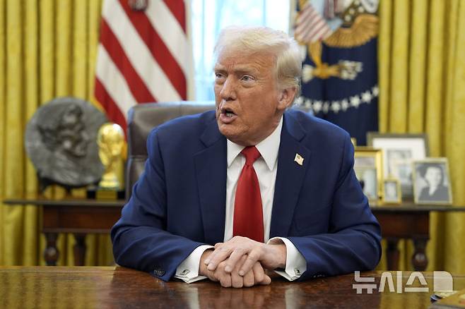 [워싱턴=AP/뉴시스]도널드 트럼프 미국 대통령이 3일(현지 시간) 백악관 집무실에서 행정명령에 서명한 후 취재진 질문에 답하고 있다. 2025.02.04.