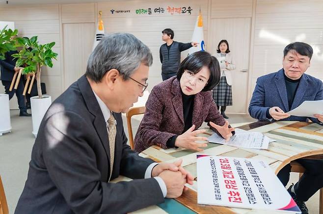[서울=뉴시스] 4일 이수희 강동구청장이 서울시교육청 정근식 교육감을 만나 학교 현안에 대해 논의 중이다. 2025.02.04 (사진 제공=강동구청) photo@newsis.com *재판매 및 DB 금지